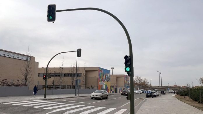 nuevo semaforo colegio miramadrid