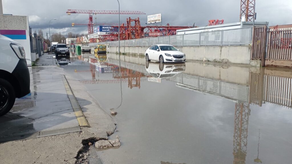 El río Jarama se desborda en el polígono industrial de Paracuellos: calles anegadas y problemas en el alcantarillado 1 inundaciones en paracuellos por jana