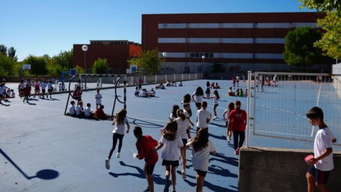 medidas educativas pioneras para prolongar la estancia en el colegio y limitar el uso individual de pantalla