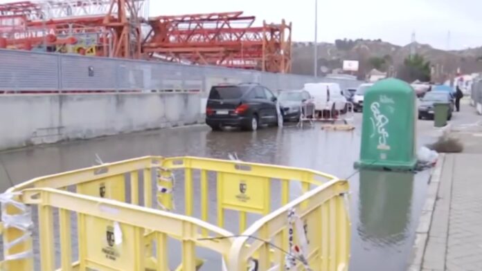 El río Jarama se desborda en el polígono industrial de Paracuellos