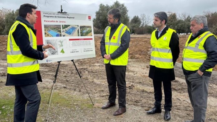 Consejero de Presidencia visitan las obras del Parque Cornisas de Paracuellos de Jarama