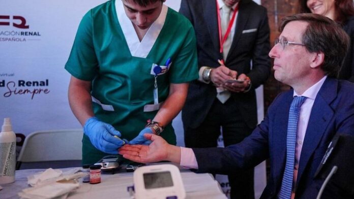 Un pinchazo en el dedo permite a madrileños conocer el estado de sus riñones