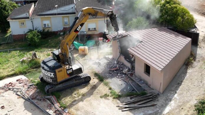 Derribo contrucciones ilegales fuente el saz